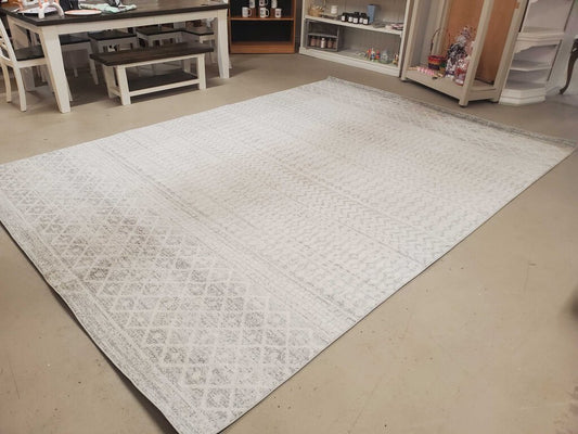 9'X12'6" GEOMETRIC RUG