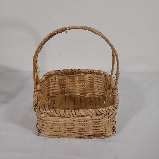 SQ BASKET W/HANDLE