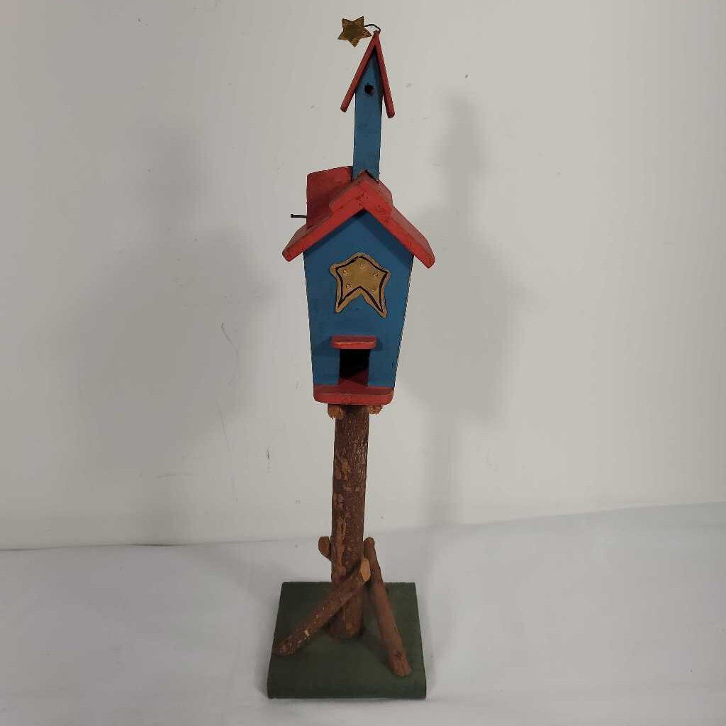 FREESTANDING BIRDHOUSE