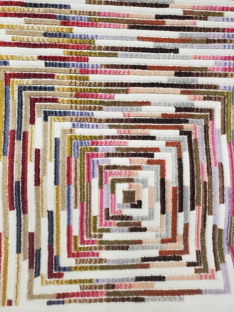 5'3" X 7'6" MULTI COLOUR AREA RUG