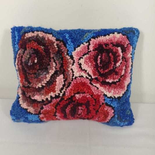 HOOKED WOOL PILLOW ROSES