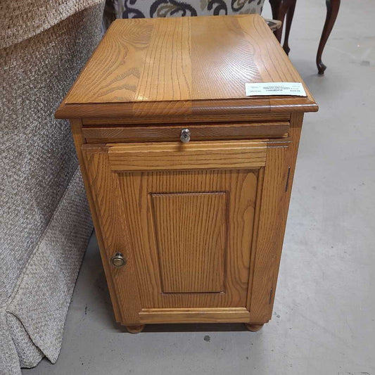 OAK END TABLE W/MAGAZINR HOLDER