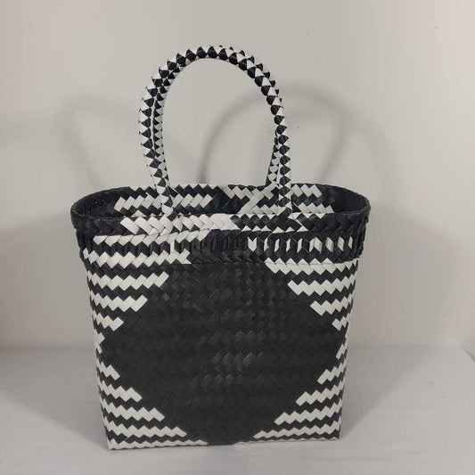 BLACK & WHITE TEN THOUSAND VILLAGES WOVEN BAG