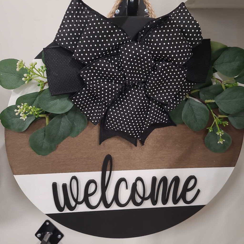 Round Wood Door Sign/Hanger with raised wood "Welcome" greeting