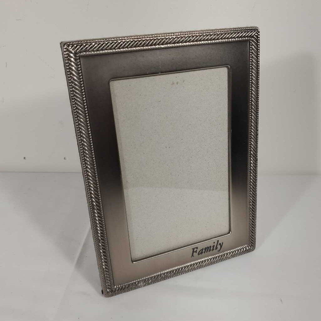 FAMILY PICTURE FRAME