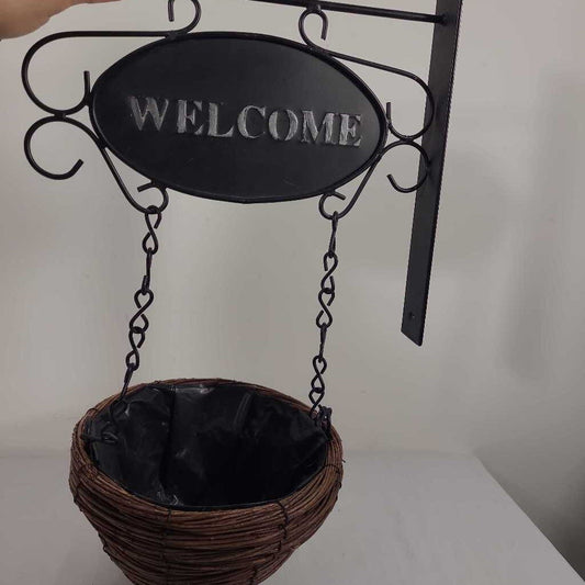 WELCOME SIGN W/HANGING BASKET