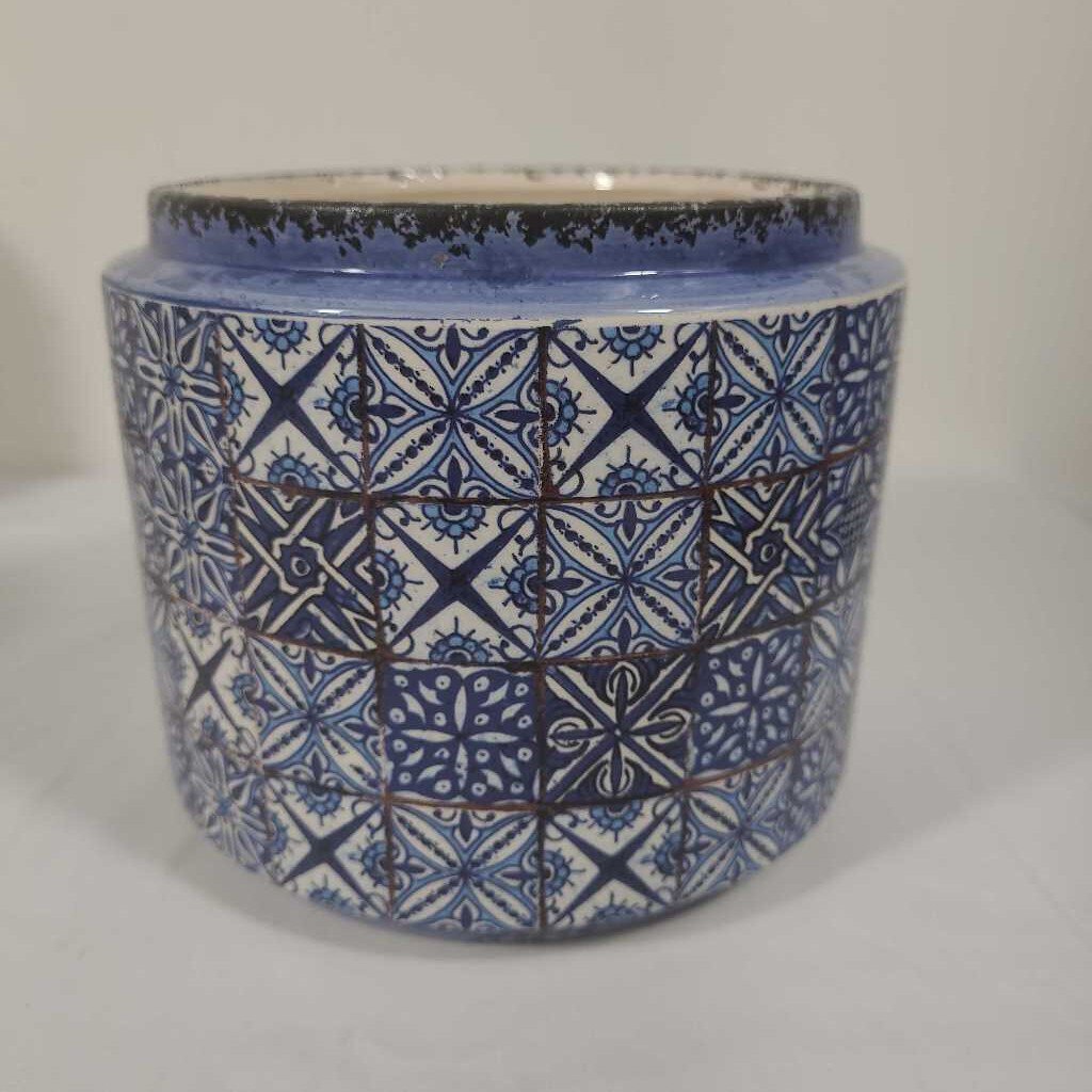 BLUE & WHITE CERAMIC POT