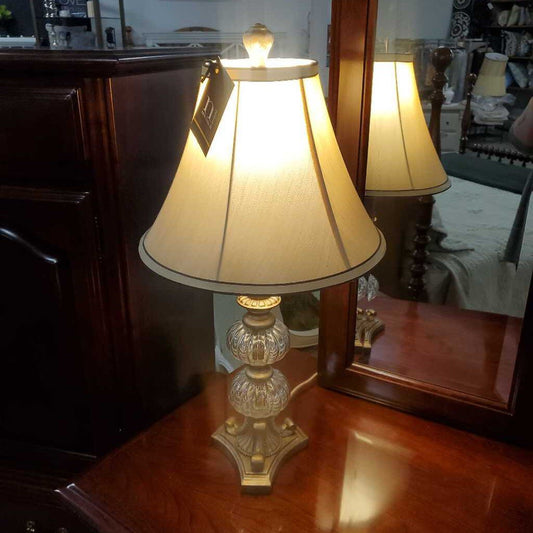 GLASS & ANTIQUED FINISH BASE LAMP W/SHADE