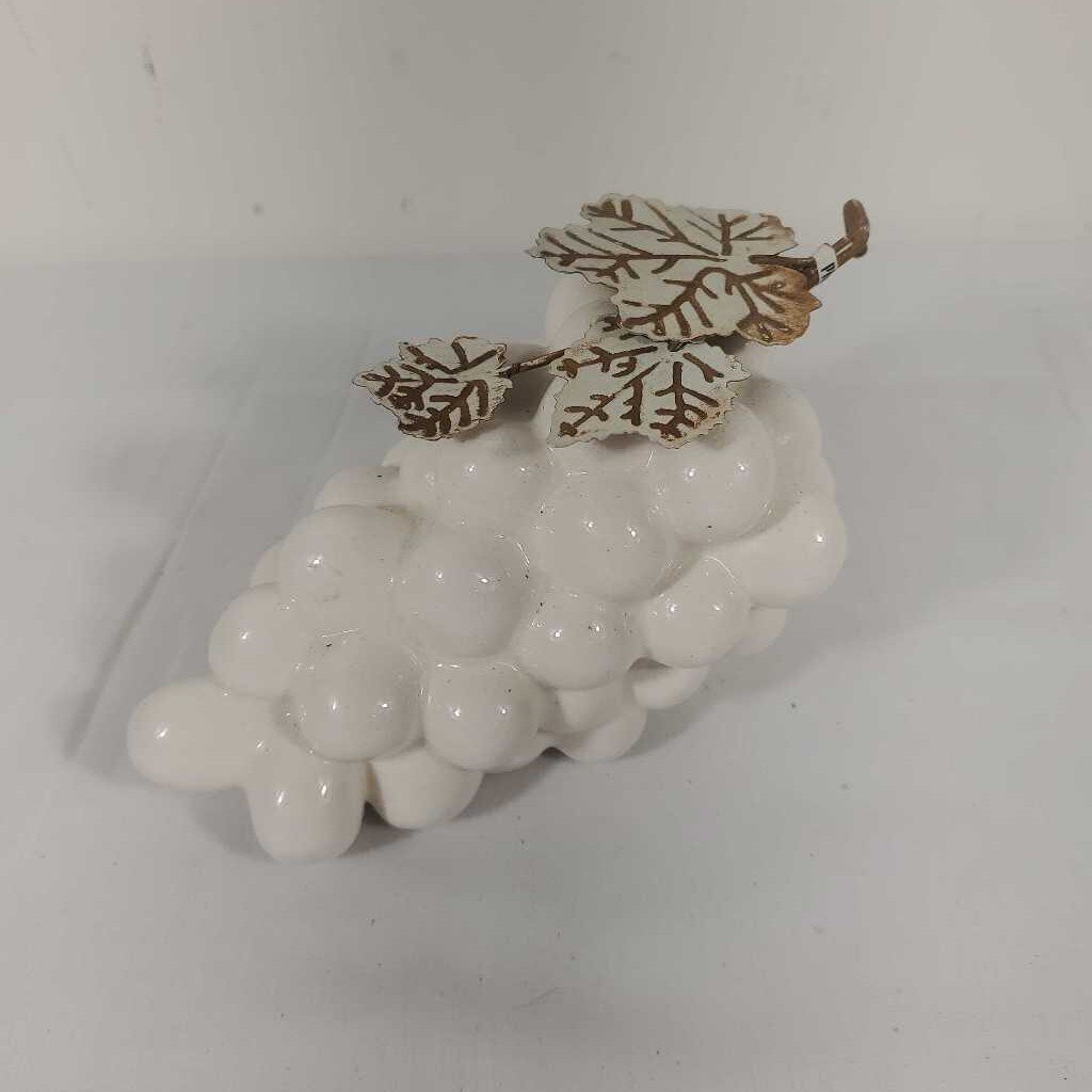 OFF WHITE CERAMIC GRAPES