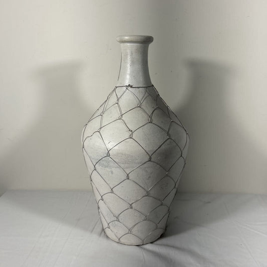 TERACCOTA VASE W/CHICKEN WIRE