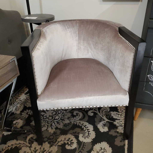 SILVER VELVET CHAIR W/BLACK FRAME