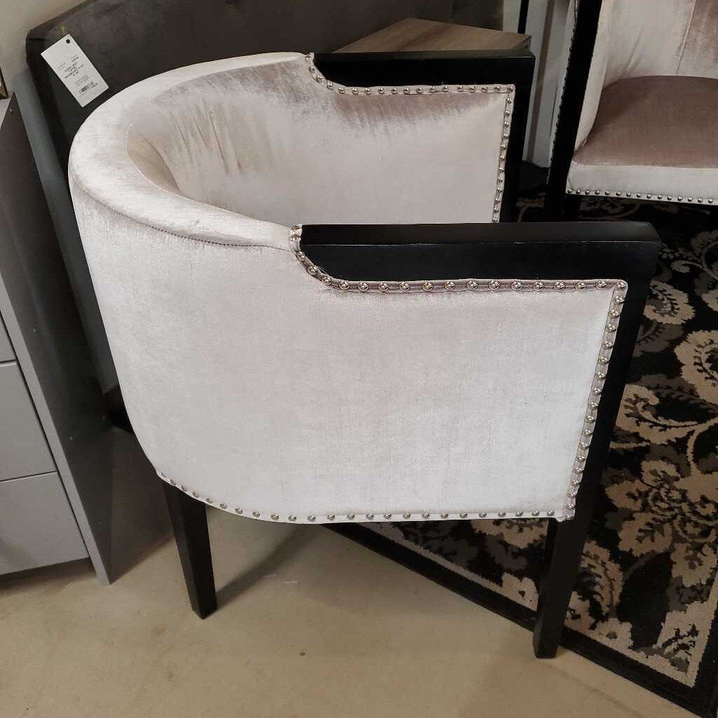 SILVER VELVET CHAIR W/BLACK FRAME