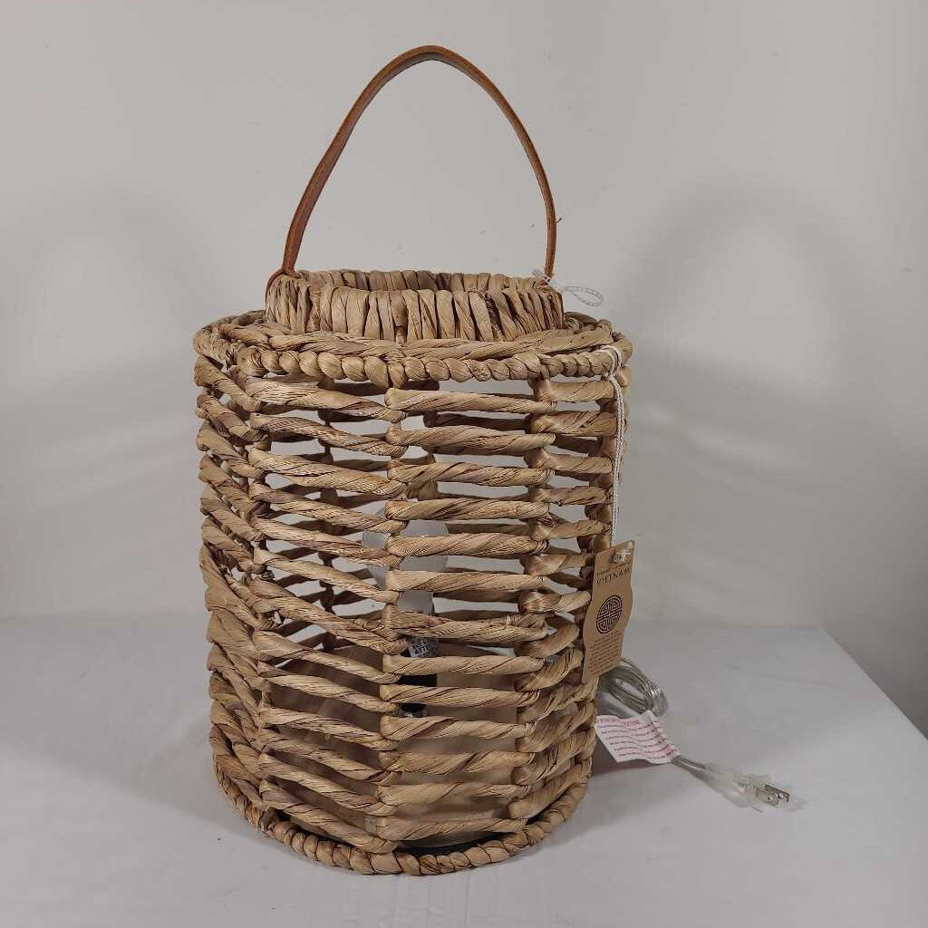 WOVEN BASKET LAMP