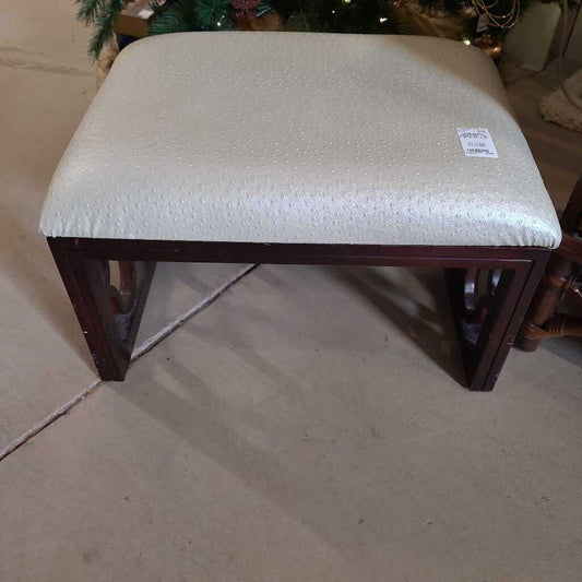 WOOD BENCH W/PLEATHER TOP