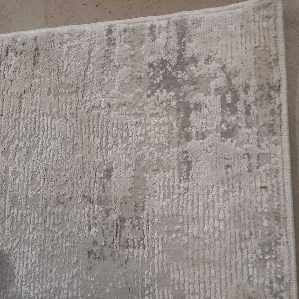 GREY/CREAM AREA RUG