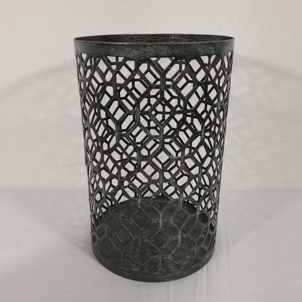 METAL CUTOUT CANDLE HOLDER