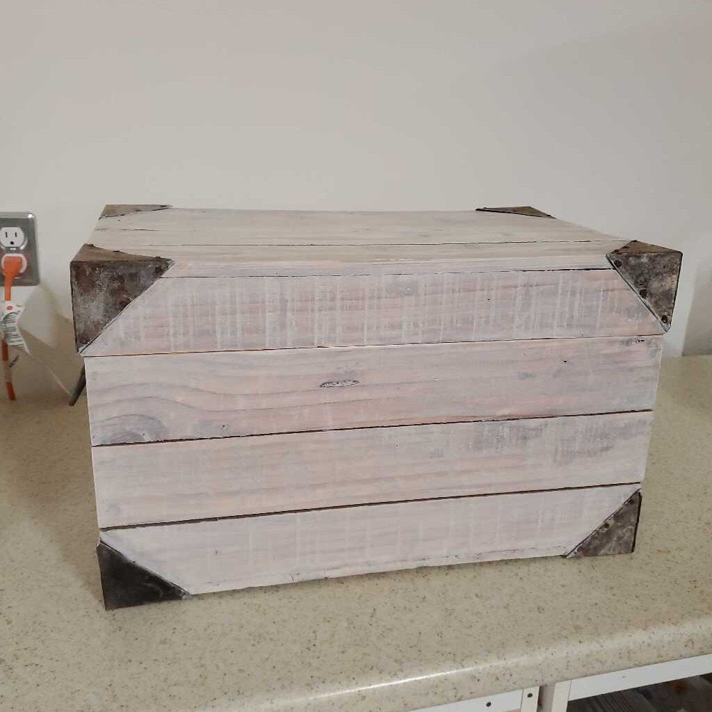 WHITE WASHED WOOD CRATE -LG