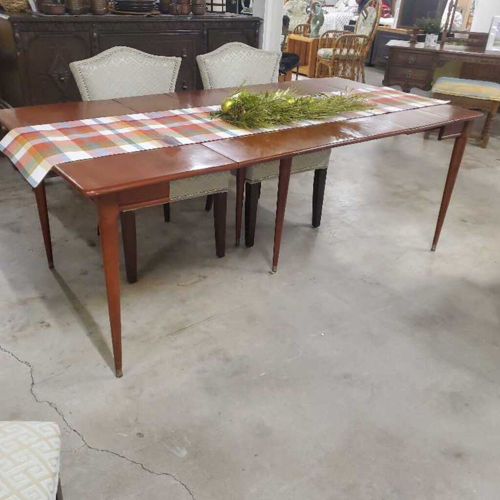 SOLID MAPLE DINING TABLE W/4 LEAVES