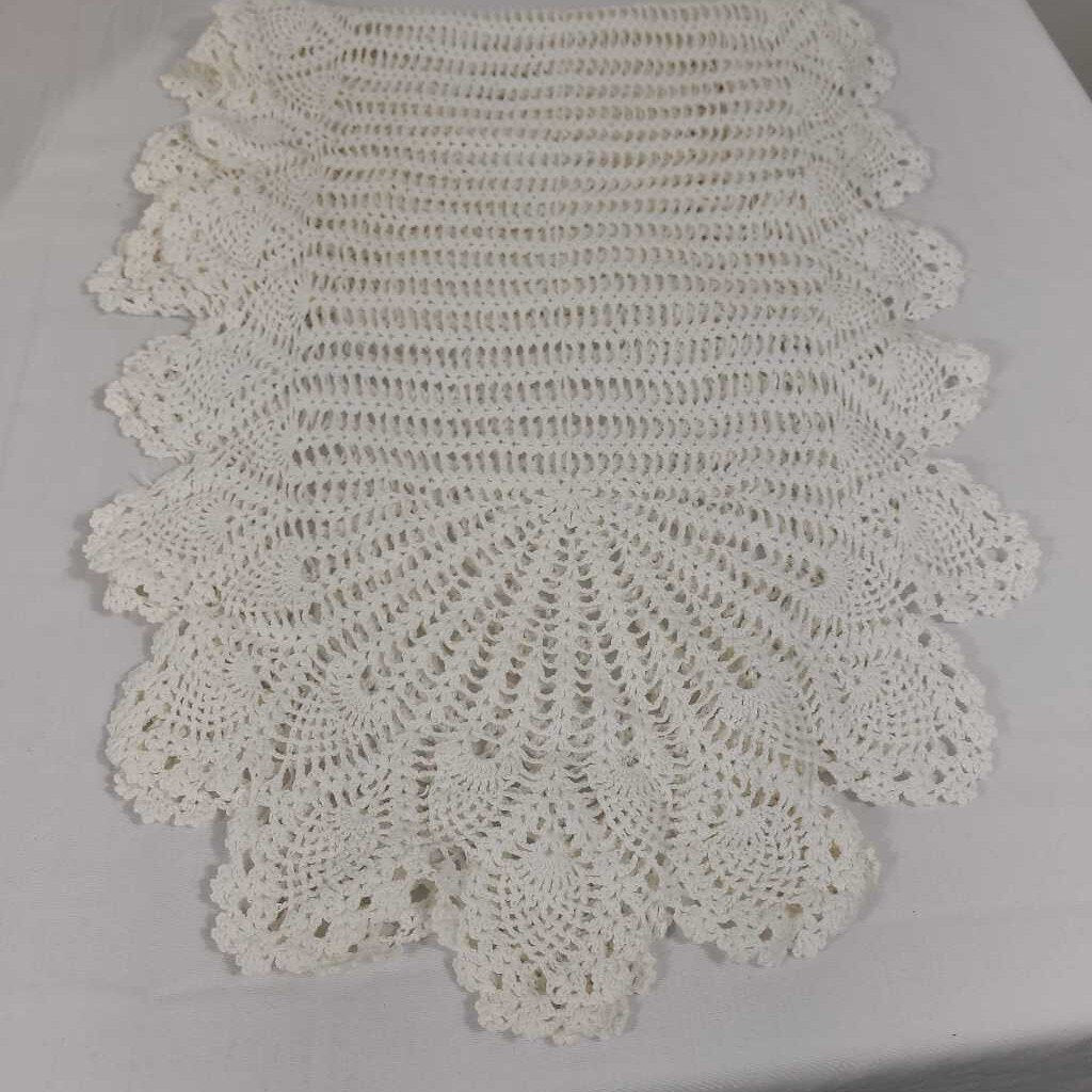 VTG CROCHET TABLE RUNNER