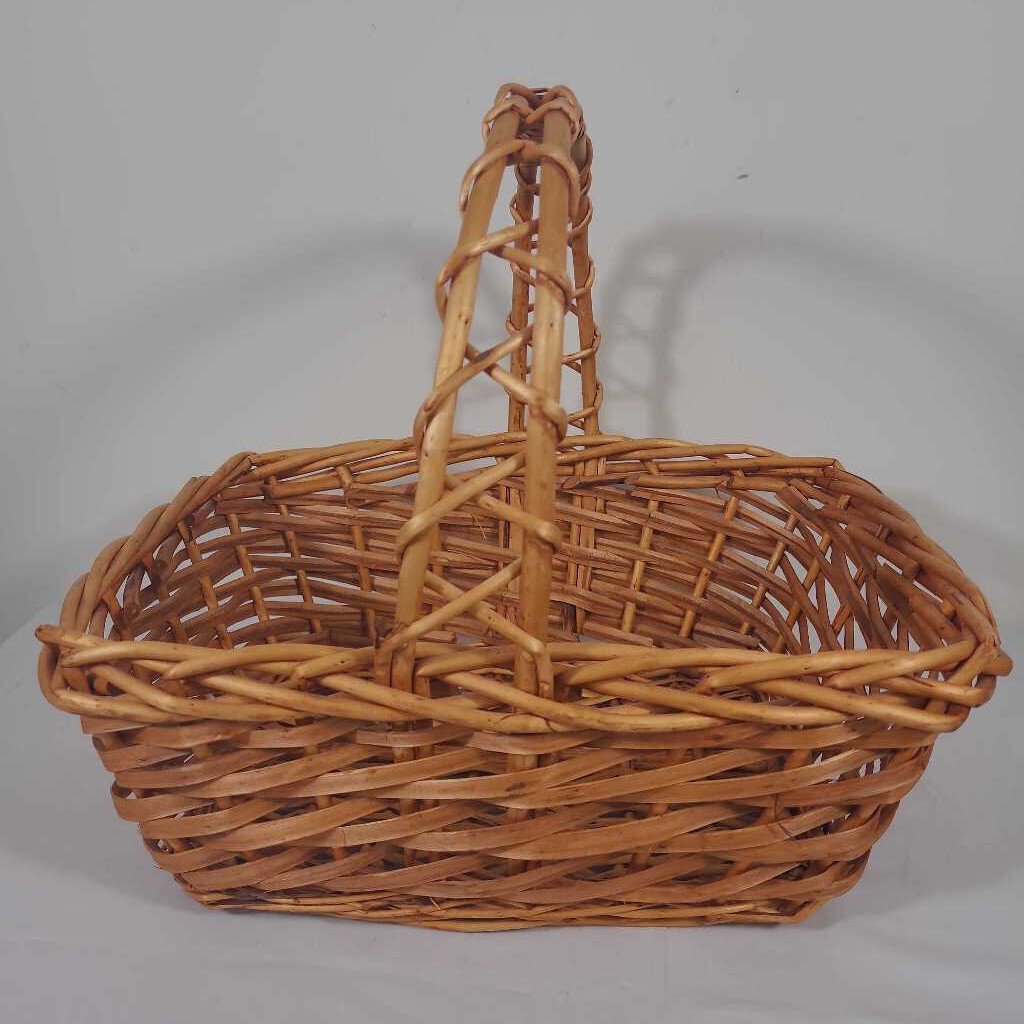 RATTAN BASKET W/HANDLE