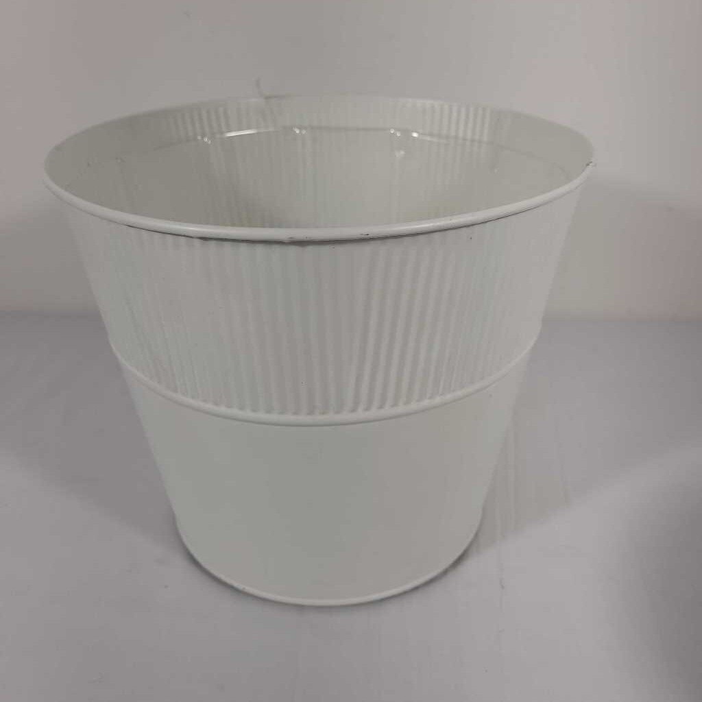 9" CREAM METAL PLANTER WITH LINER