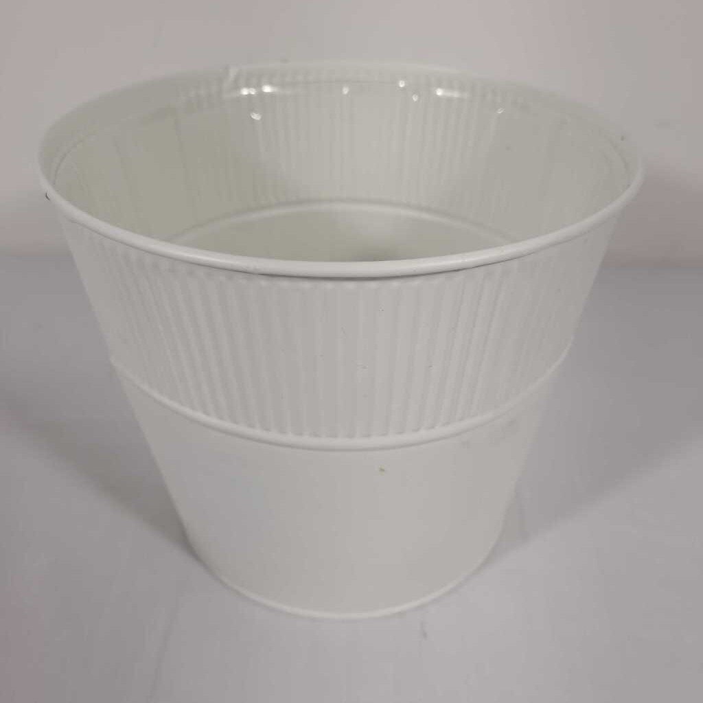 7" CREAM METAL PLANTER WITH LINER