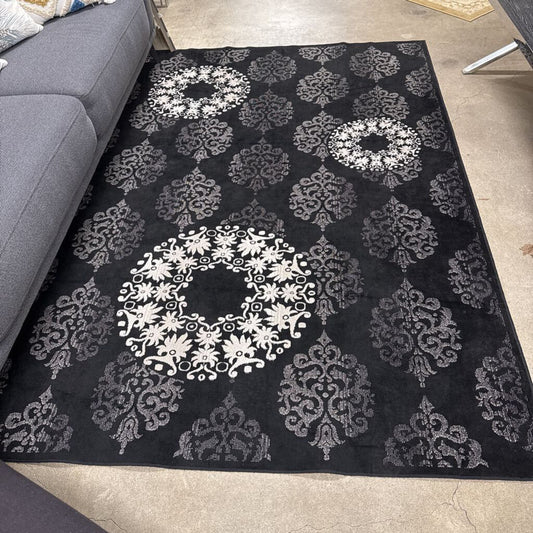 BLACK AREA RUG WITH GREY & WHITE