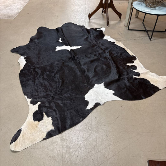 6' X 8' COWHIDE RUG - BLACK