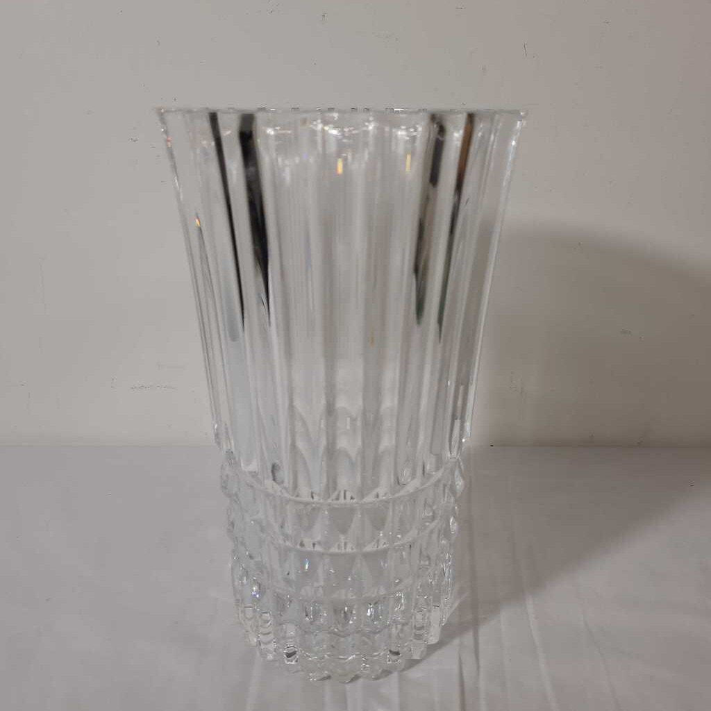 RIBBED GLASS VASE