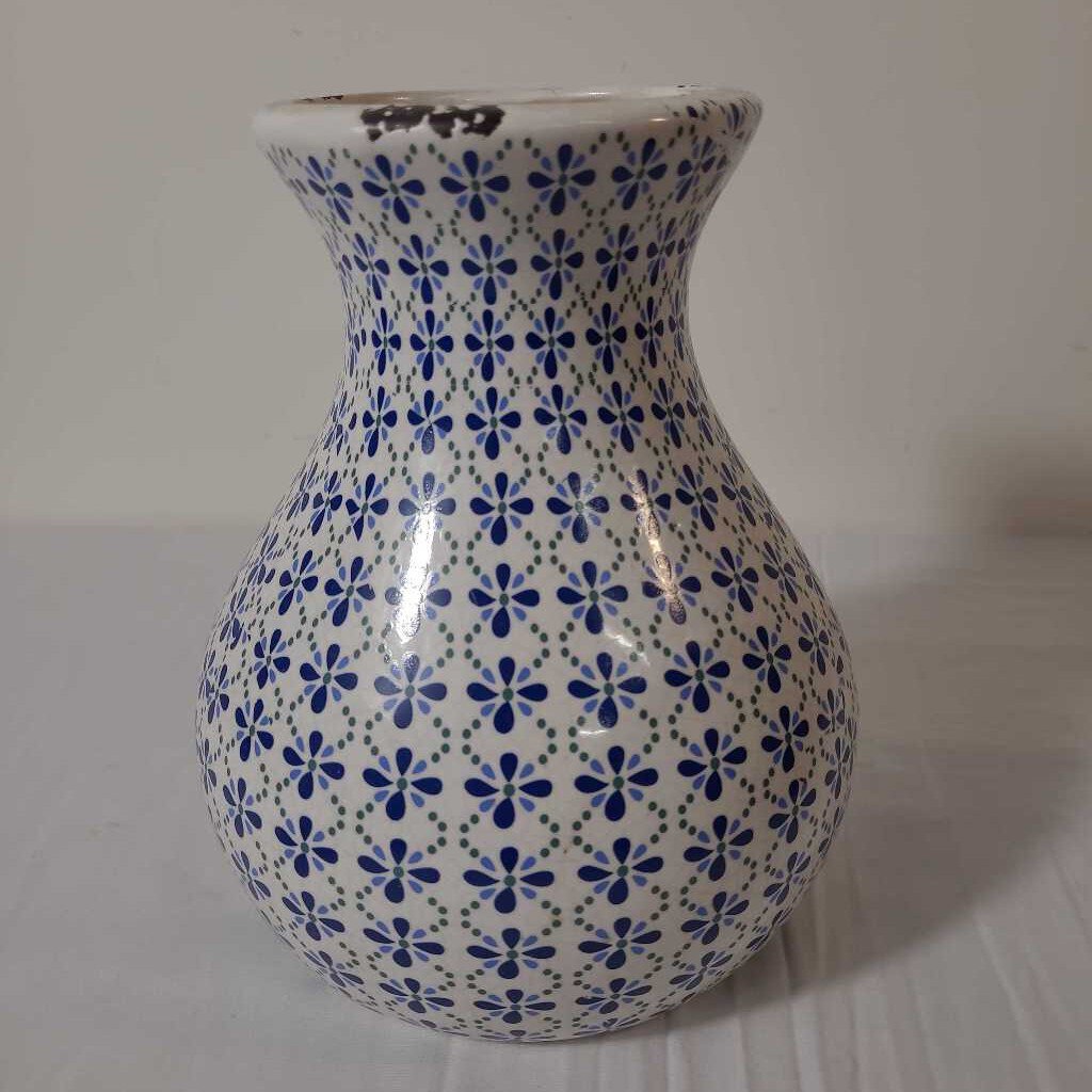 8.25" BLUE & WHITE VASE