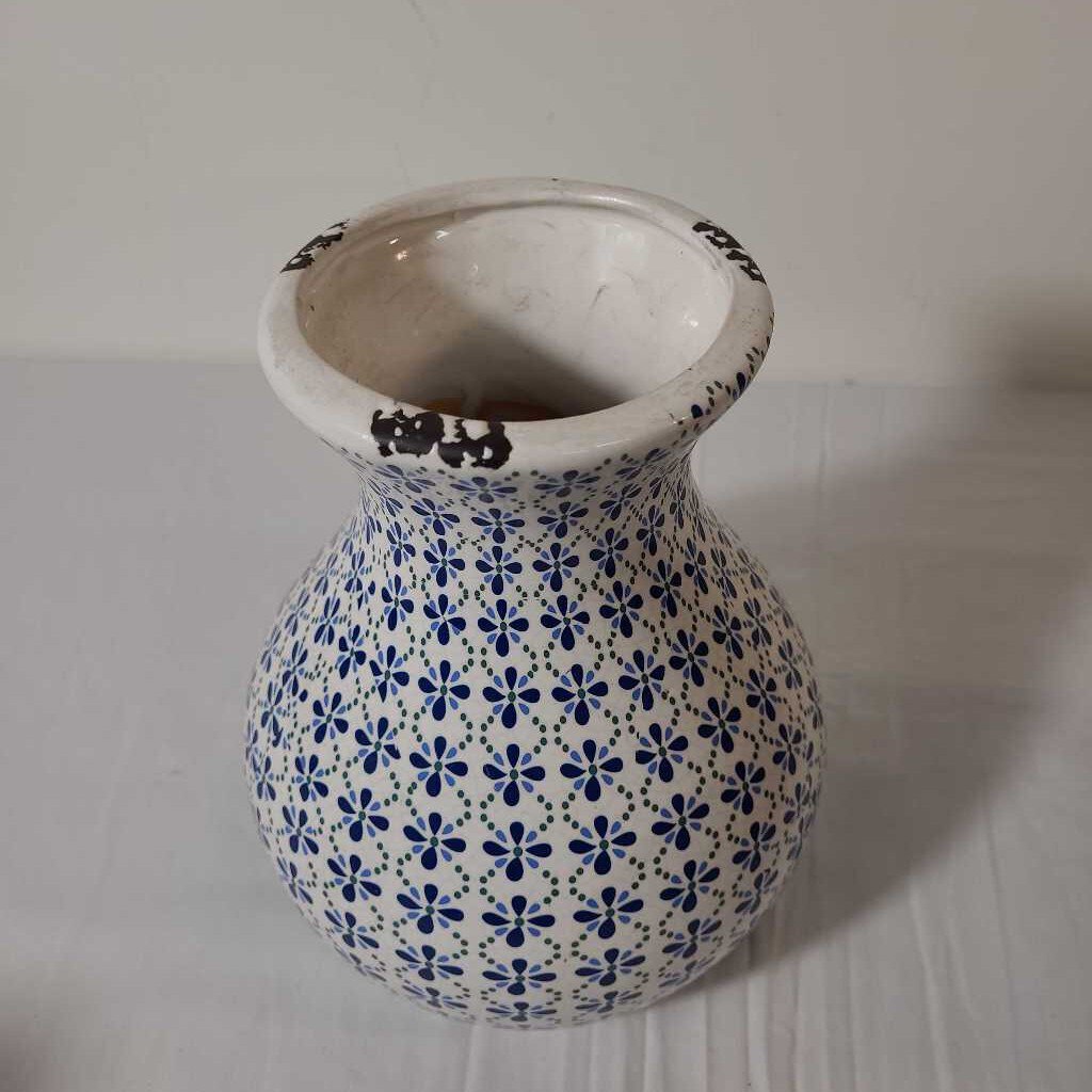 8.25" BLUE & WHITE VASE