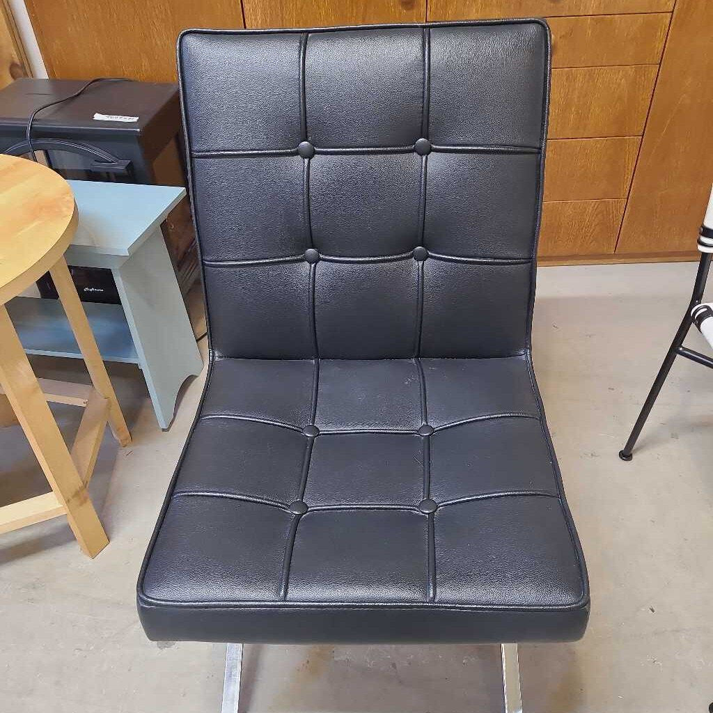 BLACK ARMLESS CHAIR W/CHROME BASE