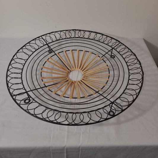 20" ROUND METAL/ RATTAN DECOR