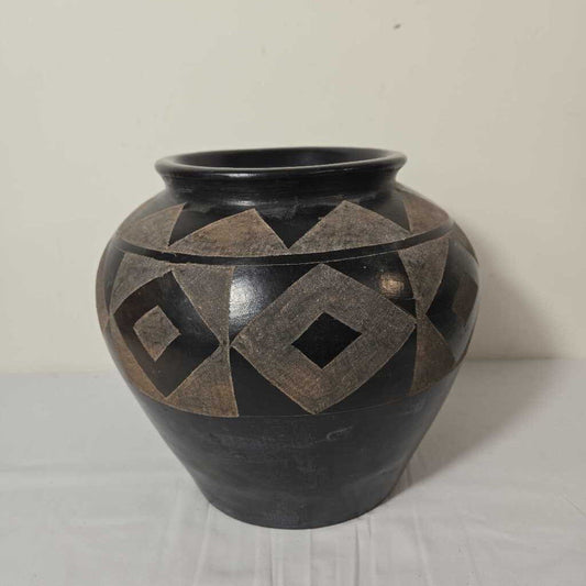 BLACK PATTERNED VASE