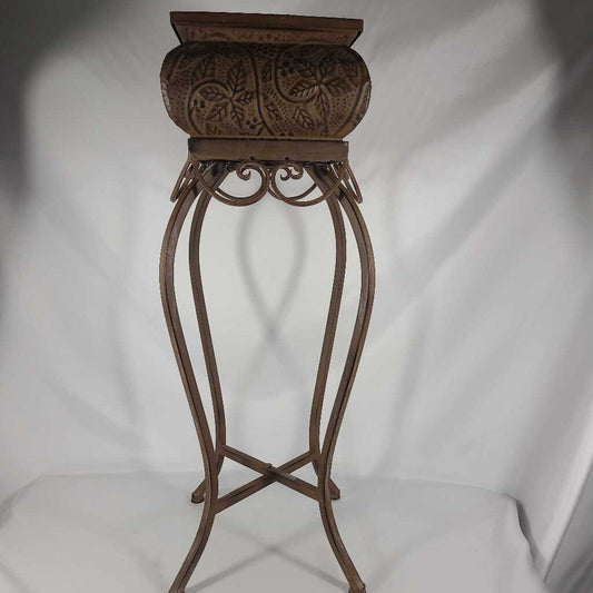 BROWN METAL PLANT STAND