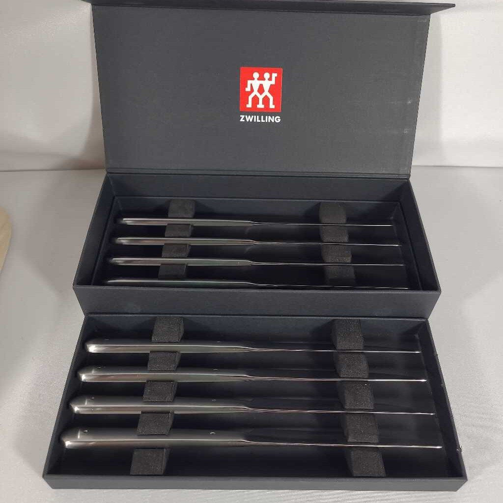 S/8 ZWILLING STEAK KNIVES W/BOX