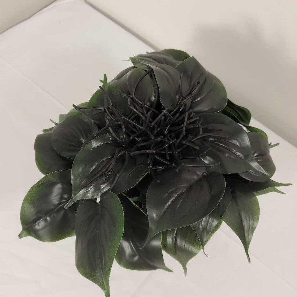 FAUX PLANT IN BLACK TEXTURED POT