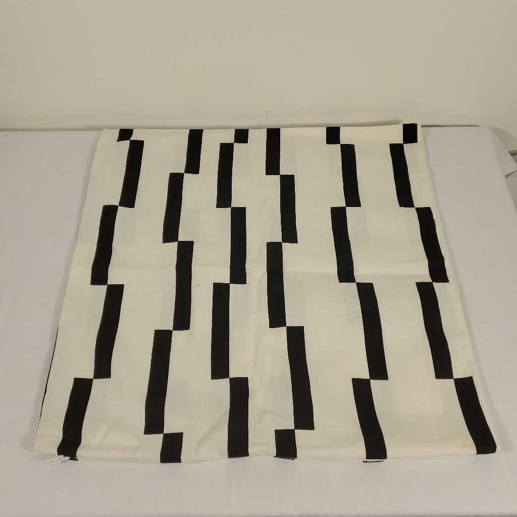 BLACK & WHITE PILLOW COVER